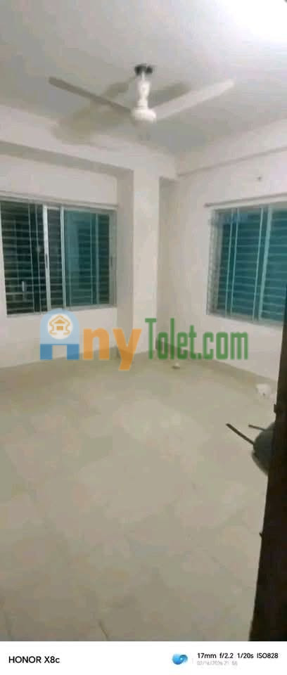 ২ জন ফ্ল্যাটমেট দরকা