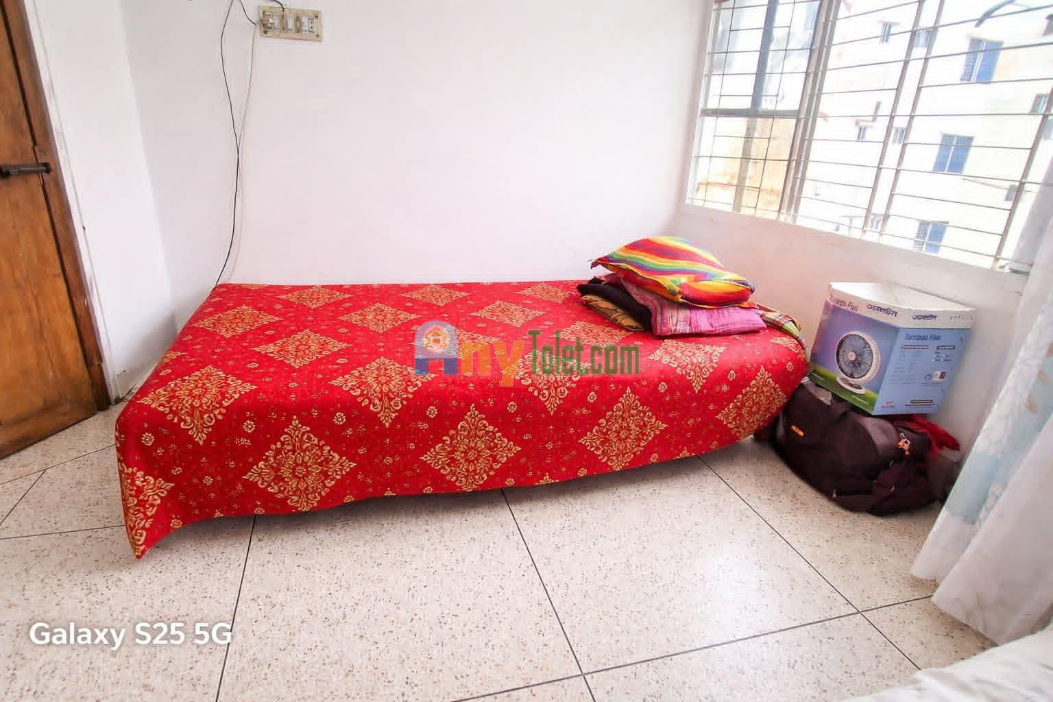 Tolet room mate needed