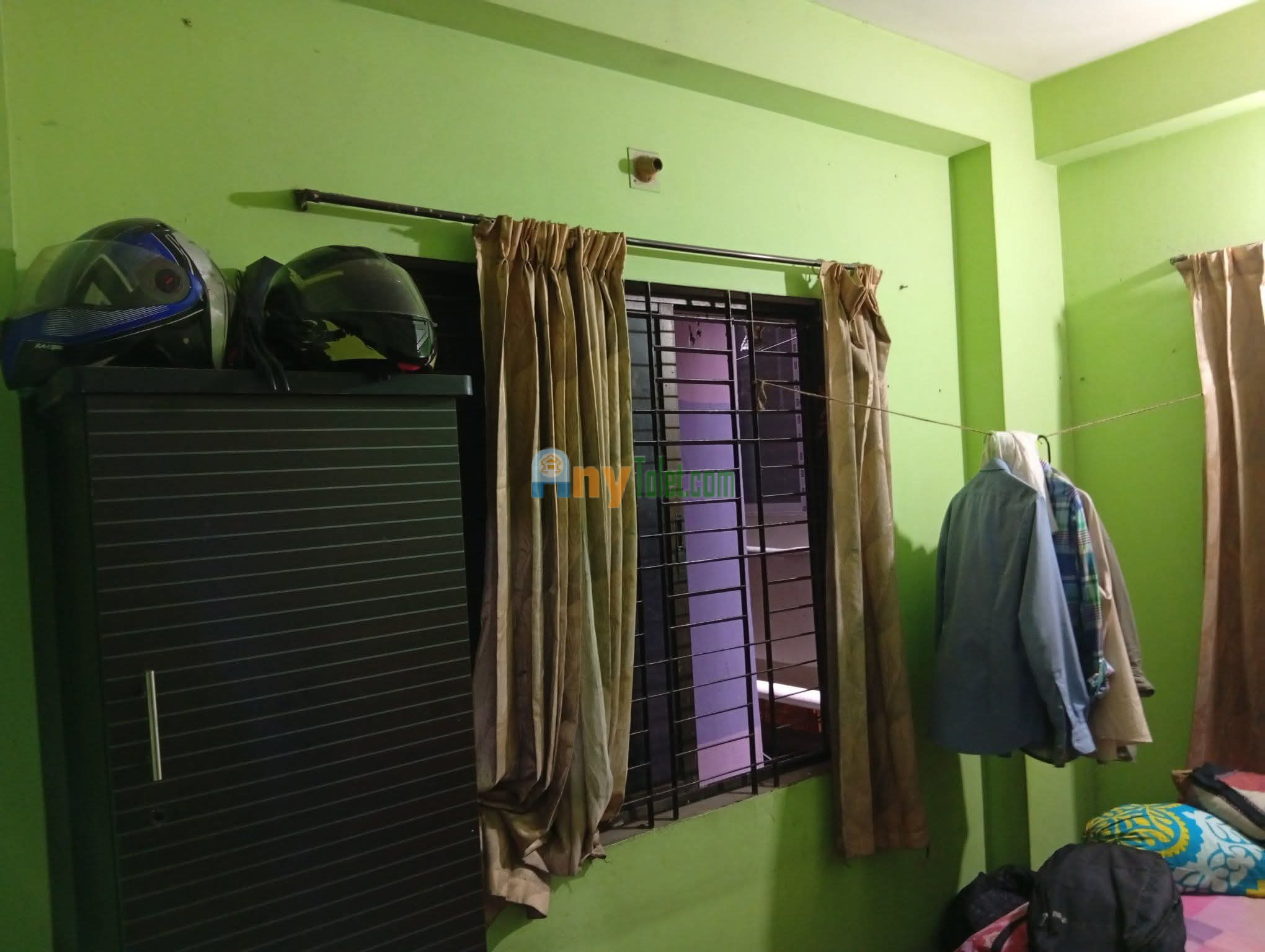 Tolet 1 room available